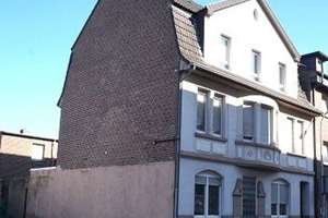 3-4 Familienhaus zentral gelegen, mit individuellem Schnitt und Ausbau-Potential – Die vollständige Adresse der Immobilie erhältst du vom Anbieter., 41751 Viersen – Vorschaubild 2