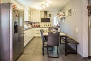 Weitblick auf die Burg und die Stadt Lörrach - großzügige 4,5 Zimmer-Stadtwohnung zu verkaufen – Die vollständige Adresse der Immobilie erhältst du vom Anbieter., 79539 Lörrach – Vorschaubild 3