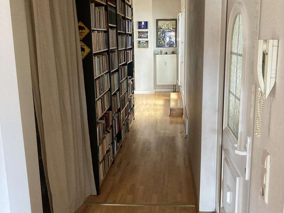 Flur mit Bücherwand