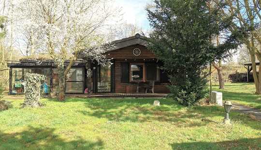Bild von Gemütliches Holzhaus mit Carport im Ferienpark von Almke