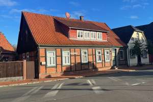 Denkmalgeschütztes Fachwerkhaus mit Nebengebäude und Garage