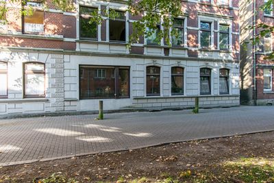 NEUMÜNSTER: Charmante, frisch renovierte 3-Zi.-Altbauwohnung in zentraler Lage