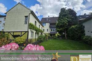 Vielseitig nutzbare Liegenschaft – Attraktives Mehrfamilienhaus mit Garten und separatem Gewerbehaus