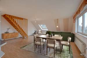 Husby: Sonnige Dachgeschosswohnung mit großzügiger Raumaufteilung, Keller und Stellplatz – Die vollständige Adresse der Immobilie erhältst du vom Anbieter., 24975 Husby – Vorschaubild 1