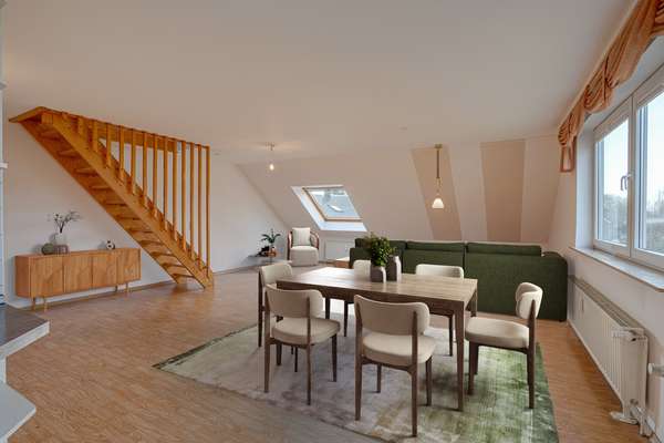 Husby: Sonnige Dachgeschosswohnung mit großzügiger Raumaufteilung, Keller und Stellplatz