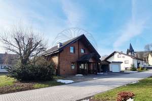 Gemeinde Höhn: -Naturfreunde hingeschaut- Blockbohlenhaus mit Garage und schönem Garten – Die vollständige Adresse der Immobilie erhältst du vom Anbieter., 56462 Höhn – Vorschaubild 1