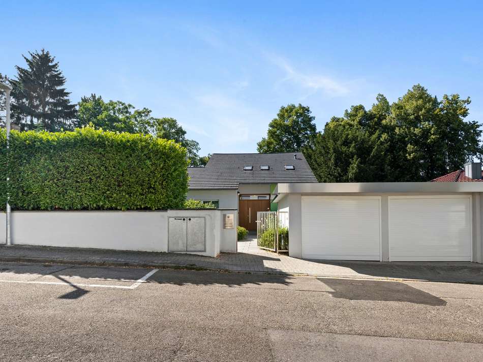 Außenbild mit Doppelgarage