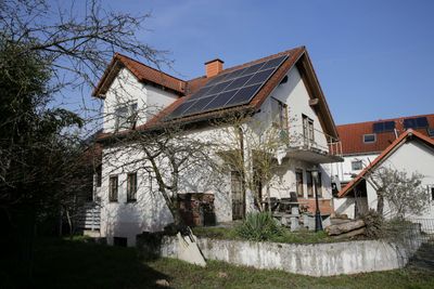 Einfamilienhaus inkl. Einliegerwohnung in begehrter Feldrandlage mit viel Potenzial!