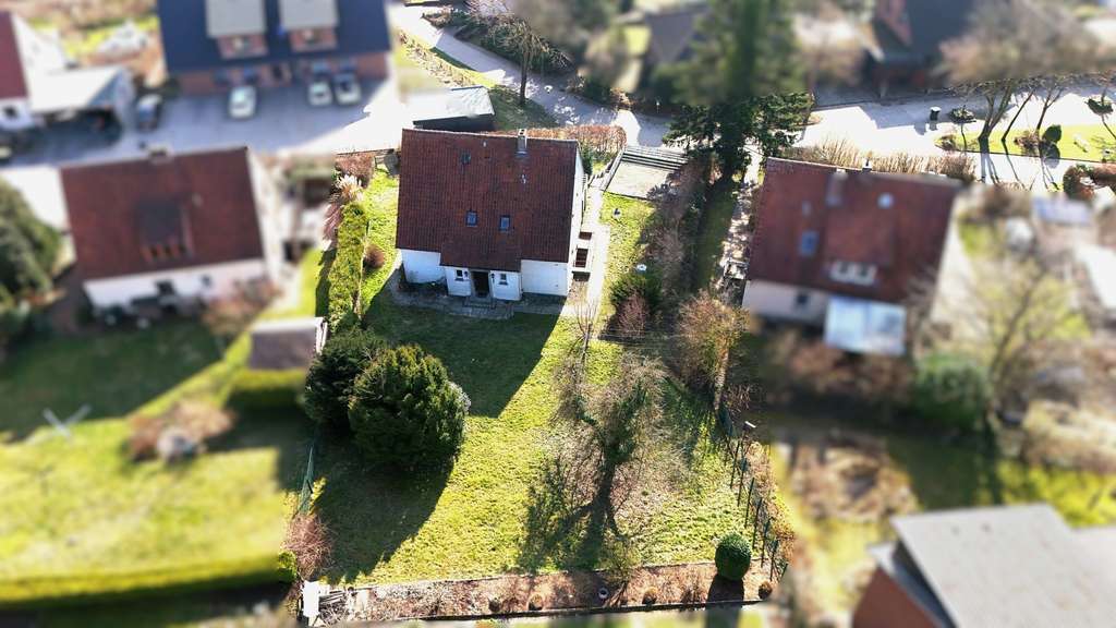 Immobilie in Ostercappeln - Einfamilienhaus mit großem Grundstück, 2 Garagen und viel Potenzial - Bild 0