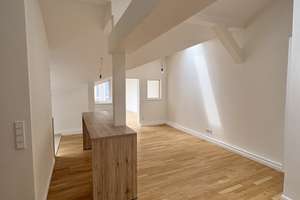 Großzügige DG-Wohnung - neu saniert