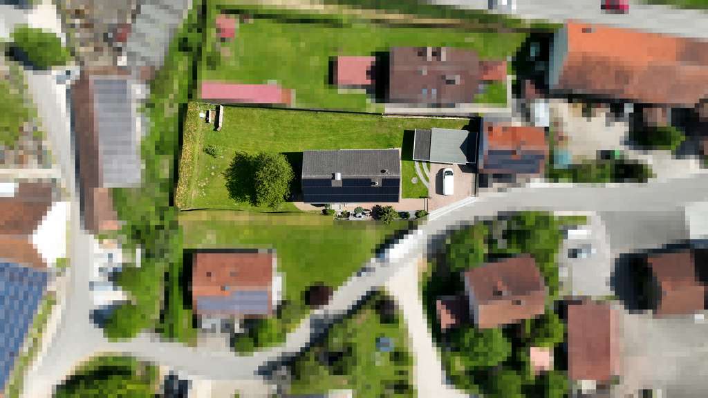 Immobilie in Nittendorf - Vielseitiges Zweifamilienhaus mit Ausbaupotenzial und großem Grundstück in Nittendorf - Bild 1