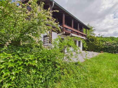 Wohnen über der Donauebene. Besonderes Architektenhaus in Hanglage mit Kamin, Garten & Weitblick