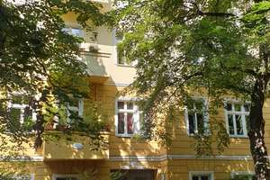 Bezugsfreie Altbauwohnung mit Balkon im Florakiez