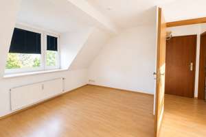 Helle 1-Zimmer-Dachgeschosswohnung mit Einbauküche in Lübeck-Kücknitz zu vermieten! – Redderkoppel 10, 23569 Kücknitz, Lübeck – Vorschaubild 2