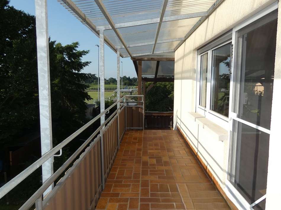 überdachter Ostbalkon