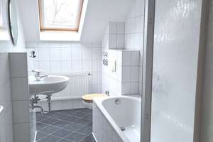 ***SELBSTNUTZUNG MÖGLICH - SEHR GEPFLEGTE, SONNIGE 3 Zi-DACHGESCHOSSWOHNUNG IN RUHIGER LAGE ***