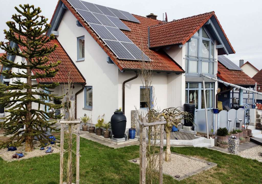 Immobilie in Werneck - Modernes Einfamilienhaus mit Garage und liebevoll gestalteter Gartenlandschaft - Bild 3
