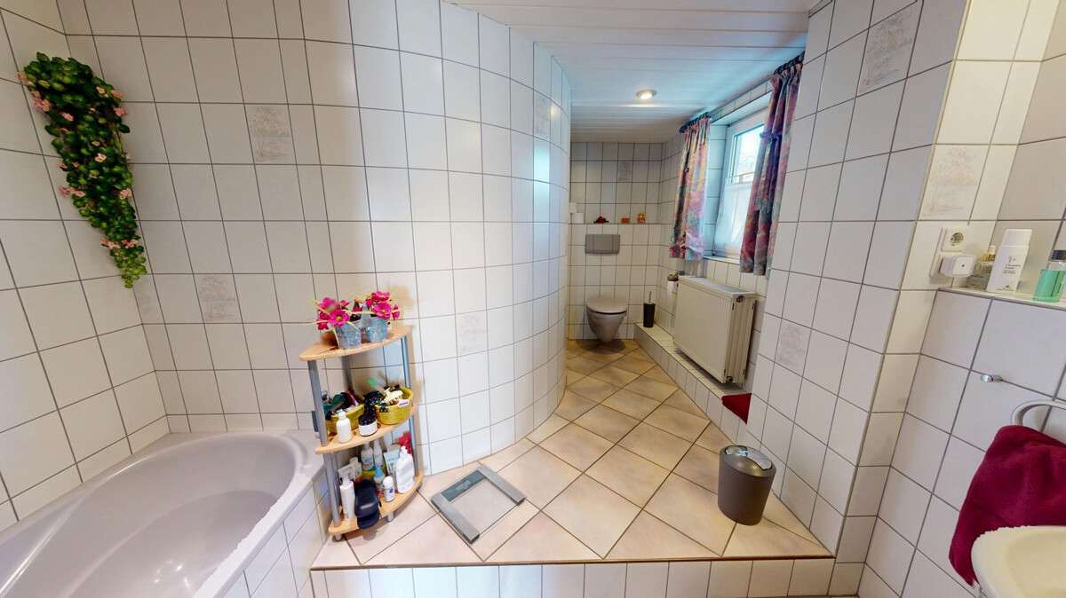 Immobilie in Balve - VR IMMO: Aus Gaststätte wird Wohnhaus – Solides Zweifamilienhaus nach kompletter Sanierung. - Bild 4