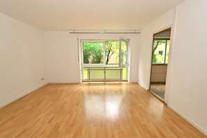 3 ZKB-Wohnung mit Loggia, EBK - optional TG-Stellplatz - schöne Lage, Augsburg-Hochzoll