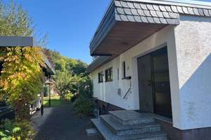 PREISREDUZIERUNG! Bungalow mit ELW und großem Garten in Bad Sobernheim zu verkaufen – Die vollständige Adresse der Immobilie erhältst du vom Anbieter., 55566 Bad Sobernheim – Vorschaubild 1