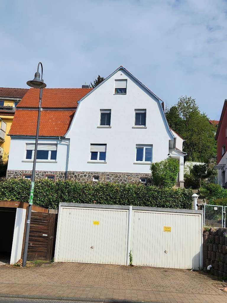 Immobilie in Schöneck - Attraktives Investmentpaket: Vollvermietetes Mehrfamilienhaus mit 4 Einheiten & 8 Garagen, Schöneck - Bild 1