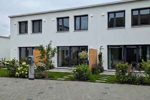 Neubau 2026: High-Tech RMH mit ELW mit PV-Speicher, A+ & extrem niedrige Nebenkosten KFW40 + KFWG-Q – Hölderlinstraße 26d, 75181 Würm, Pforzheim – Vorschaubild 1