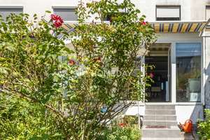Frankfurt-Praunheim: Gemütliches Reihenmittelhaus mit Wintergarten, Keller und Garten