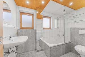 Großes Mehrfamilienhaus, Pool u. Doppelgarage, gepflegt, teilrenoviert – Hochlandstraße 27, 80995 Feldmoching, München – Vorschaubild 11