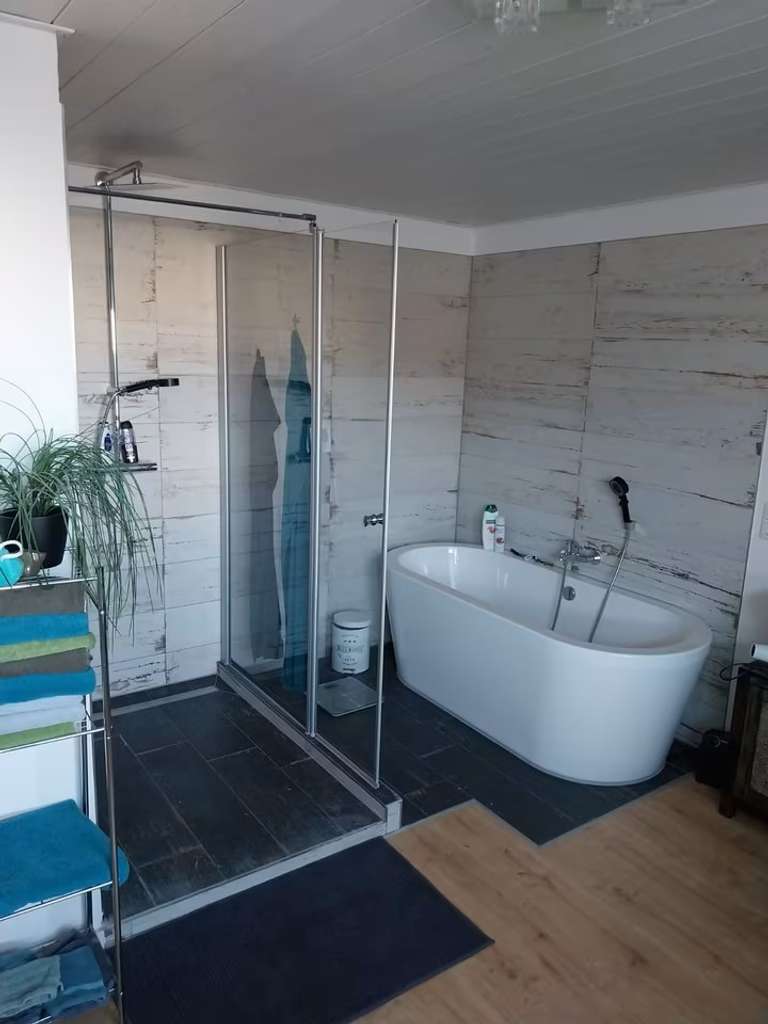 Immobilie in Denkendorf - Familienfreundliches großzügiges Haus mit Garten und Garagenanbau - Bild 2