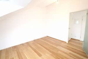 Lichtdurchflutete 3-Zimmer-Dachgeschosswohnung mit Balkon, hochwertiger Einbauküche und zwei Bädern – Heßstr. 6, 80799 Am alten nördlichen Friedhof, München – Vorschaubild 7