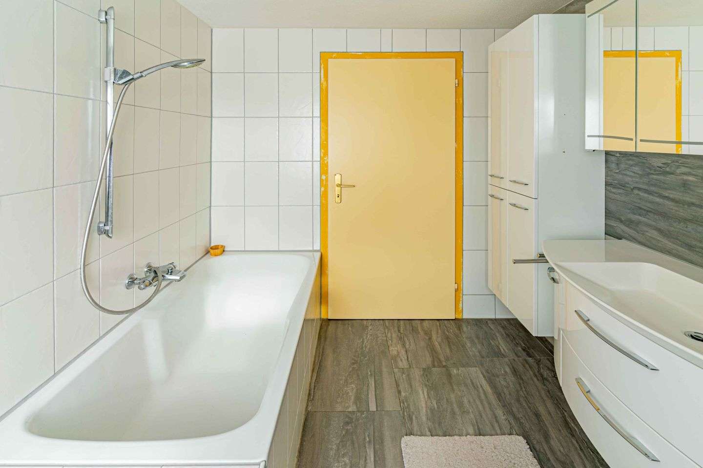 Immobilie in Immendingen - Attraktive 3-Zi.-Wohnung mit Kamin, ausgebautem Dachraum, Garage und eigenem Garten in Immendingen - Bild 2