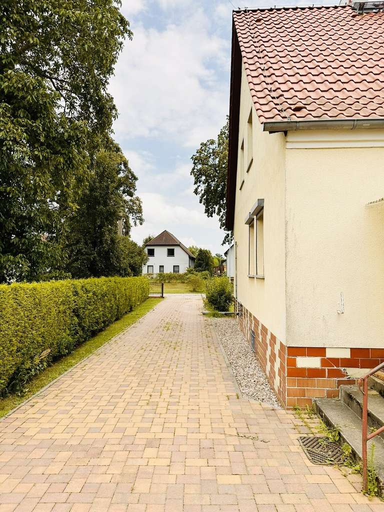 Immobilie in Wriezen - Idyl., gepflegtes 1.277 qm Grundstück inkl. DHH mit Nebengelass, Keller - Gartenbereich - Wriezen! - Bild 2