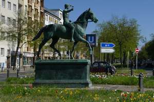 Alt-Westend: ohne Käuferprovision, bezugsfreie, mod.-bedürftige, helle Balkonwohnung in Ruhiglage!