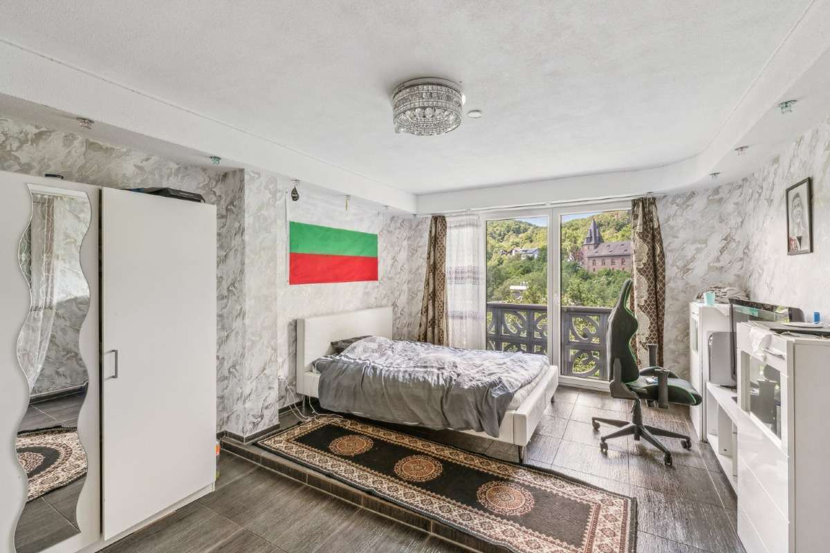 Immobilie in Weilrod - Vielseitiges Zweifamilienhaus mit Ausblick und Garten - Bild 1