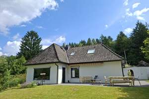 modernisiertes 5-Zimmer-Einfamilienhaus mit Teilkeller & Garagen in grüner Wohnlage