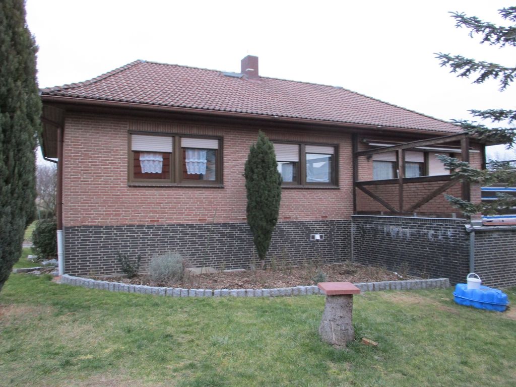 Schöningen OT Esbeck: großzügiger Bungalow auf riesen ...