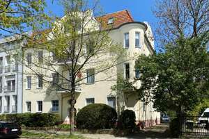 Altbau-DG-Wohnung mit wunderbaren Ausblick und Balkon in Niederschönhausen. – Die vollständige Adresse der Immobilie erhältst du vom Anbieter., 13156 Niederschönhausen, Berlin – Vorschaubild 2