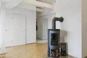 Wohnen über den Dächern – 1996 ausgebaute Dachgeschosswohnung mit Kamin, Loggia und Weitblick – Die vollständige Adresse der Immobilie erhältst du vom Anbieter., 90441 Hohe Marter, Nürnberg – Vorschaubild 2