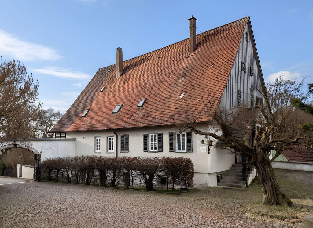 Immobilie in Heidenheim an der Brenz - Denkmalgeschütztes Pfarrhaus mit architektonischer Ausstrahlung - Bild 2