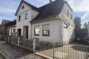 Doppelhaushälfte mit Wintergarten, Garage und viel Gestaltungspotenzial in Bremen-Blumenthal
 – Die vollständige Adresse der Immobilie erhältst du vom Anbieter., 28779 Blumenthal (Ortsteil), Bremen – Vorschaubild 2