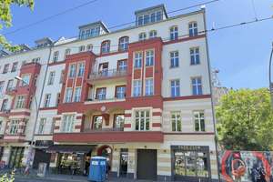 Stilvolle 3-Zimmer-Altbauwohnung mit zwei Balkonen an der Warschauerstr.