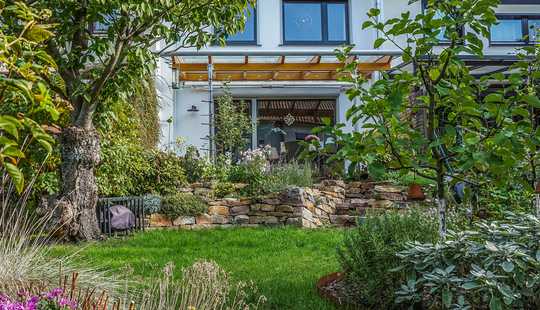 Bild von TEAM 4you: Saniertes Reihenmittelhaus mit offenem Grundriss, Keller und bienenfreundlichem Garten