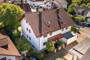 Ruhig gelegene Doppelhaushälfte mit schönem Garten und Garage in Aubing