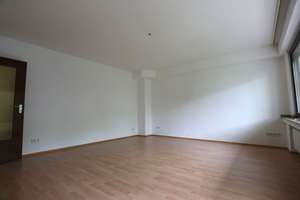 SOUTTERRAINWOHNUNG: SANIERTES BAD, BALKON MIT GARTENBLICK, EINBAUKÜCHE – Butzbacher Weg 10, 40229 Eller, Düsseldorf – Vorschaubild 3
