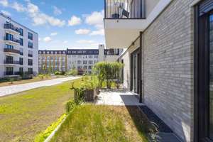 Kleinod | 2-Zi Gartenwohnung in Süd-Ost-Ausrichtung | EBK | Blick auf Parkfläche