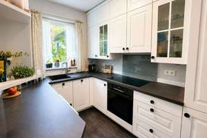 Zeitloses Kettenreihenhaus im Bauhausstil – ruhige Lage in Hamburg-Volksdorf – Die vollständige Adresse der Immobilie erhältst du vom Anbieter., 22359 Volksdorf, Hamburg – Vorschaubild 2