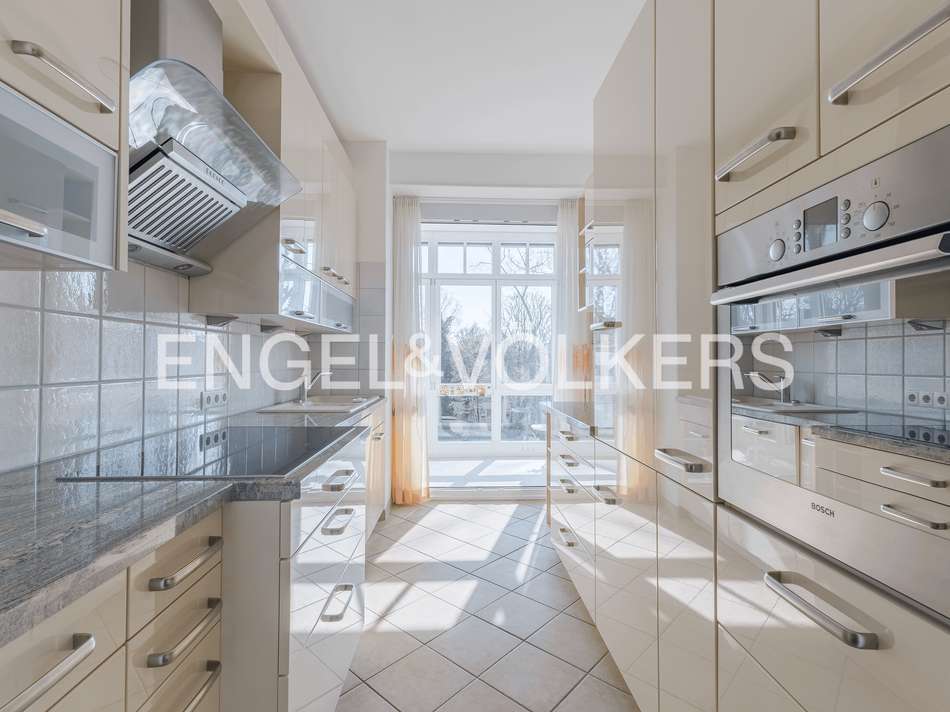 Hochwertige Einbauküche mit...