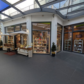 *Provisionsfrei* Innenliegende Ladenfläche mit Ausstattung & Charme – Maxpassage Augsburg