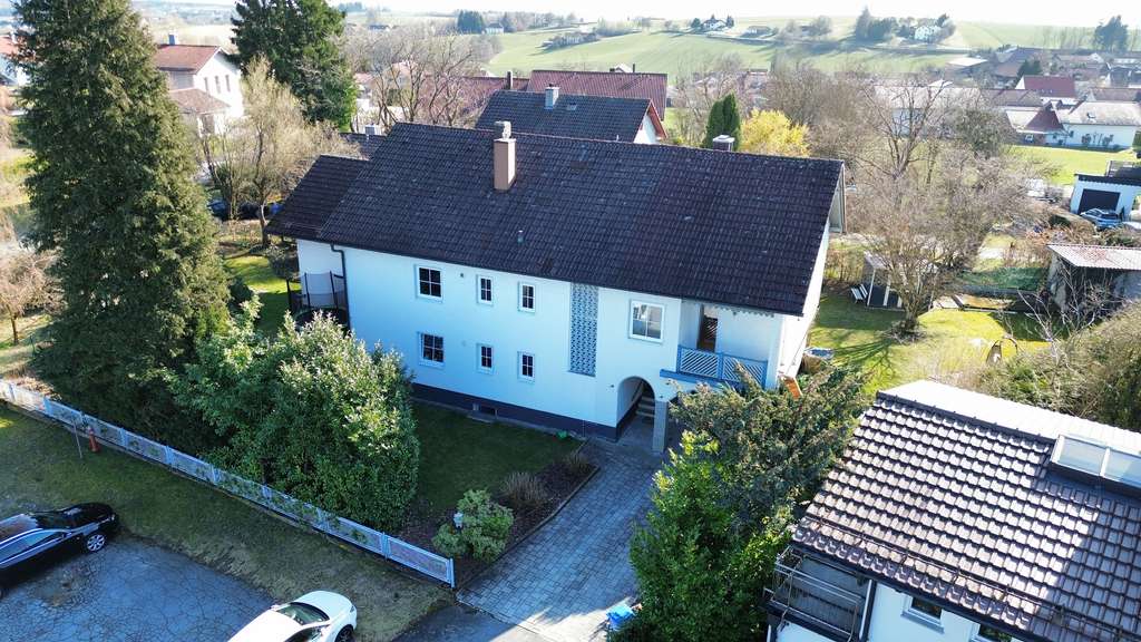 Immobilie in Neukirchen vorm Wald - Großes Mehrfamilienhaus, 3 Einheiten & Ausbaupotential sucht Großfamilie/Mehrgenerationen/Investoren - Bild 0