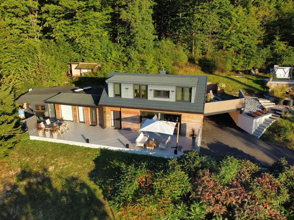 Immobilie in Eschenburg - Designerhaus mit Einliegerwohnung, großem Grundstück und Panoramablick - Bild 0